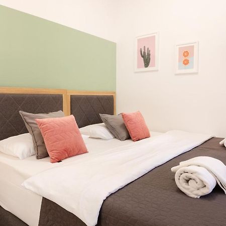 Design Sunny 2Bdr Apartment Near The City Center 자그레브 외부 사진